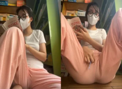 Bé vừa đọc truyện vừa cho sextoy vào lồn