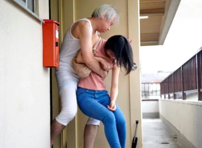 Vợ trẻ bị bố chồng già bóp