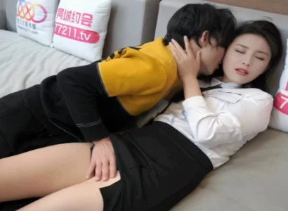 Cô thư ký xinh đẹp âm thầm chiều sếp vì tiền