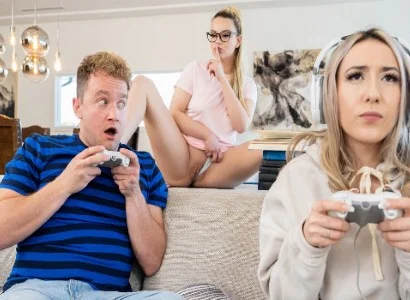 cô bé bị bạn thân cướp người yêu ngay khi đang mải chơi game