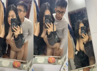 Hai bạn trẻ đang quan hệ nhau trước gương