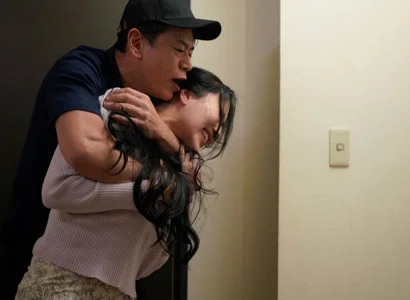 Nữ ca sĩ xinh đẹp bị fan hãm hiếp vì quá xinh đẹp làm mất kiểm soát
