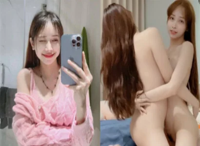 Lâm Thái Vy và người bạn gái thân móc bím ngay trên sóng trực tiếp