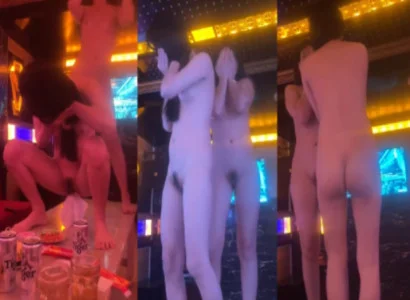 Nữ vũ công trình bày vũ điệu thoát y đầy khêu gợi tại quán hát